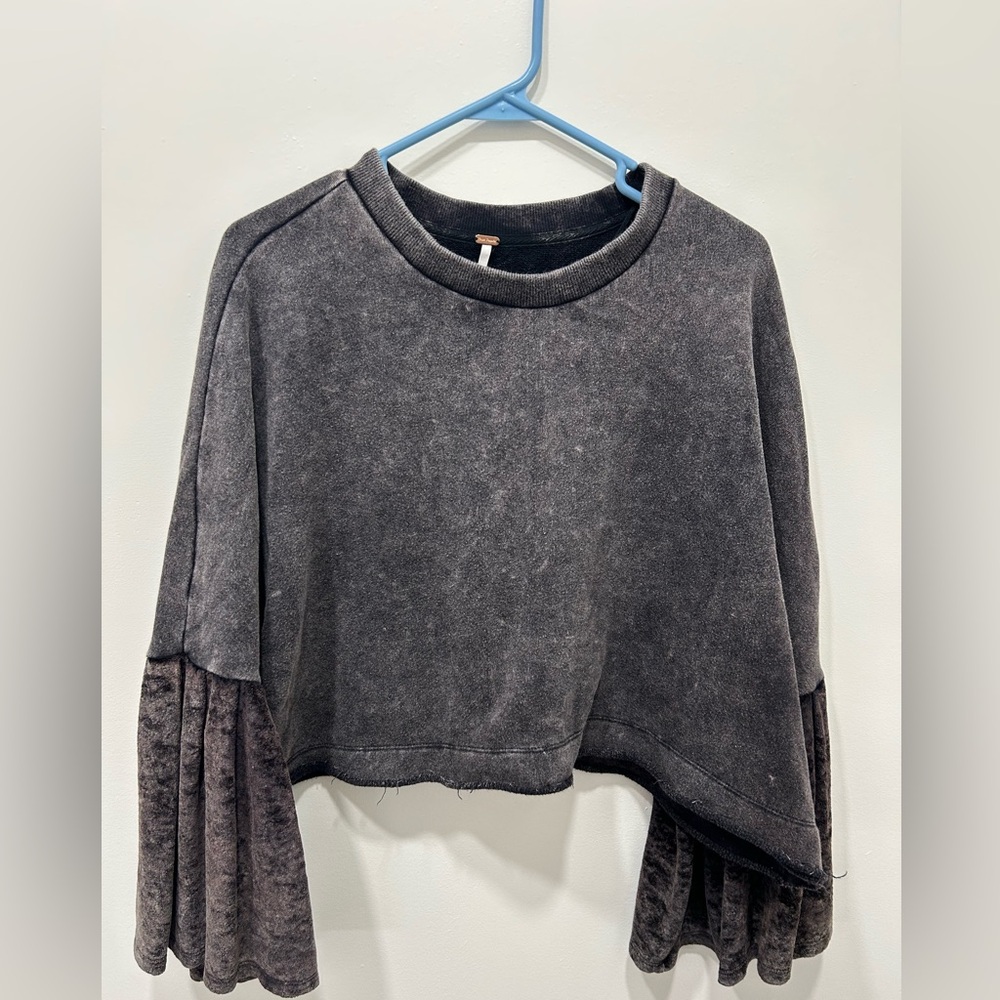 Free People Sweater Size Small Grey Flare Bell Sleeve Cropped Long Sleeve - Picture 2 of 6